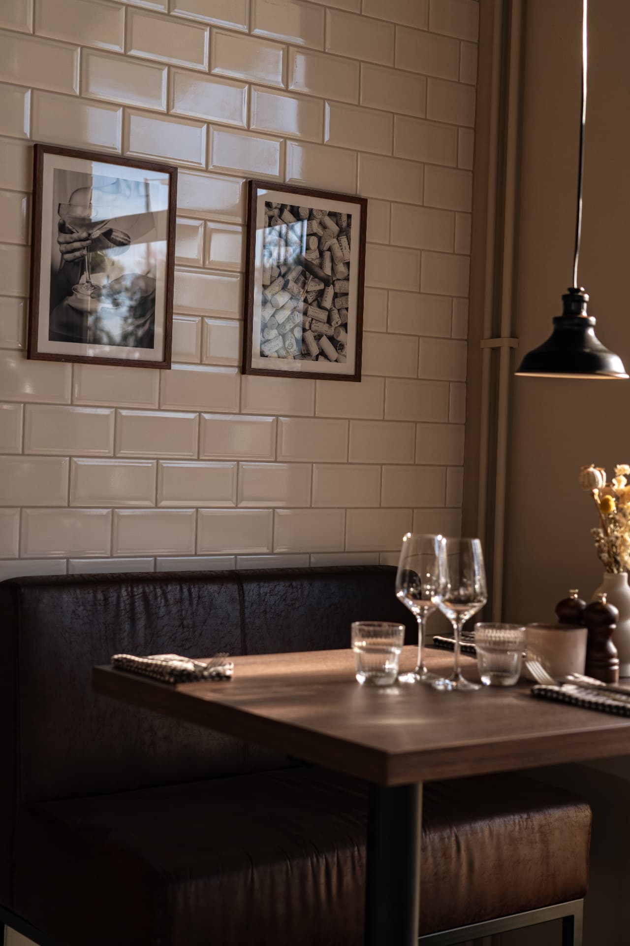 Food, drinks and dining room at Bistro Jarla in Täby (2)